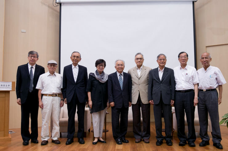 左起趙政岷、薛琦、邱正雄、余範英、許嘉棟、朱雲漢、陳添枝、黃榮村、林聖芬