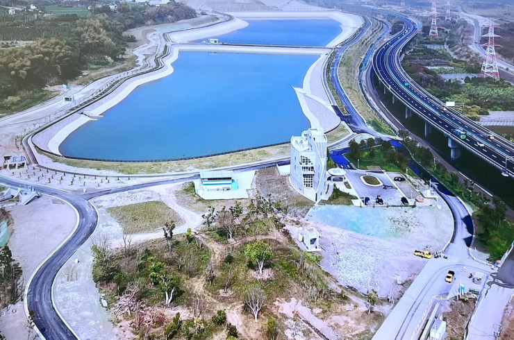 鳥嘴潭人工湖及管理中心全景